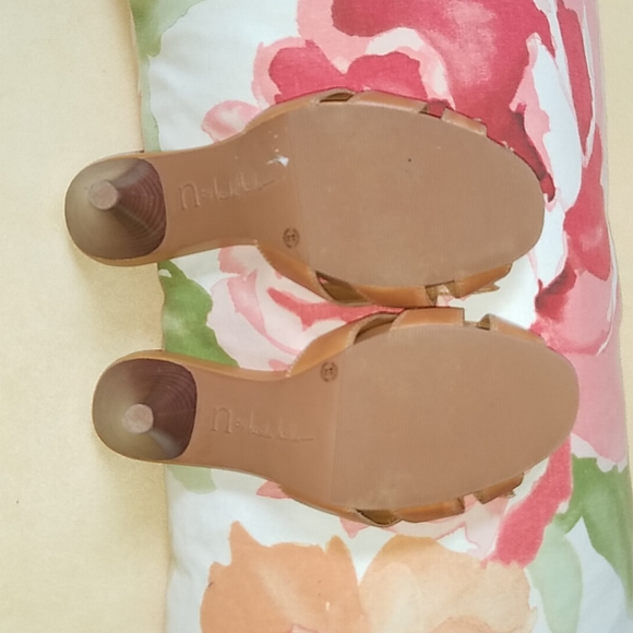 Nicole Miller tan sandal. Sz 7 - Picture 3 of 5